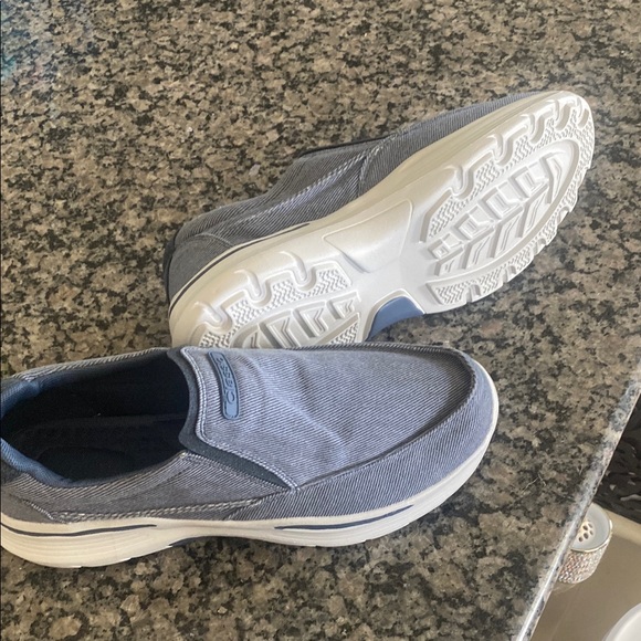 Blue Athletic Shoes with Lightweight Design - Picture 2 of 4